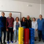 El Ajuntament d'Alcúdia reparte papeleras de reciclaje en el colegio Nuestra Señora de la Consolación