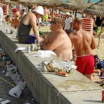 Los turistas que quebrantan las normas mínimas de Baleares deberían ser expulsados, según los lectores.