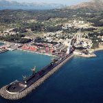 Más agresiones al Port d'Alcúdia: ahora carga y descarga de cemento