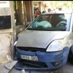Milagro en la calle Aragón / Un coche se empotra contra una finca... sin víctimas