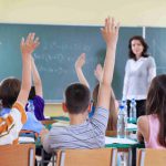 Pediatras recomiendan que las escuelas abran el próximo otoño