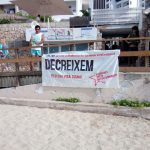 Pancartas de Arran, GOB y Endavant contra el turismo de masas en seis playas de Mallorca