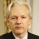 Julian Assange apoya la huelga catalana y condena a la Policía española