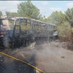 Un incendio destruye sin víctimas un autocar de turistas en Cala Murada