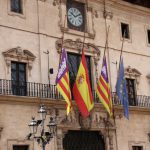 Banderas a media asta en el Ajuntament de Palma por las víctimas del 18 de Julio