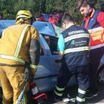 Dos personas quedan atrapadas en un coche tras un accidente de tráfico