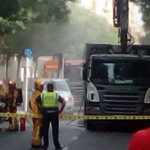 Arde un camión de Emaya al enganchar un cable del tendido eléctrico en Palma