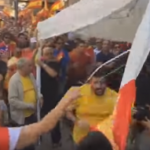 Centenares de españolistas destrozan un stand soberanista durante la manifestación