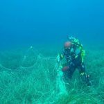 La Guardia Civil retira una red abandonada en el fondo marino de la isla del Sec