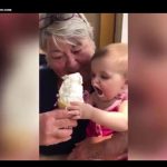 Mira como este bebé le 'roba' el helado a su abuela