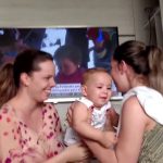 Vídeo / Este bebé confunde a su madre con su hermana gemela