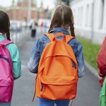 Expertos recomiendan que las mochilas de los niños no superen el 10% de su peso