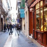 Rescatan a un hombre atrapado en el conducto de aire de una tienda de Palma en la que había entrado a robar