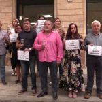 Pimeco regala bombillas a Noguera en protesta por la falta de iluminación navideña en siete zonas de Palma