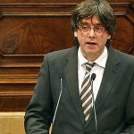 Puigdemont declara y suspende la independencia catalana para "dialogar"