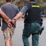 Detenidos tres jóvenes por hurto y dos hombres por vender droga en Eivissa