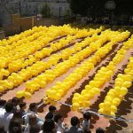 Mata de Jonc justifica la finalidad de poner 4.000 globos amarillos en el patio