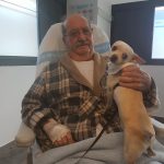 Emotivo reencuentro de un paciente enfermo y su perro Collin tras meses sin verse