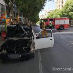 Los bomberos apagan un coche en llamas en Palma