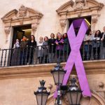 El Ajuntament de Palma cuelga un lazo morado en apoyo a las reivindicaciones feministas