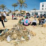 200 personas limpian de plásticos la playa de Ciudad Jardín