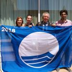 El Ayuntamiento de Ses Salines recoge la bandera azul otorgada a las playas de la Colonia de Sant Jordi