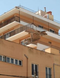 bombers derrumbe hotel Arenal