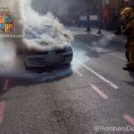 Un vehículo se incendia en la calle Indalecio Prieto de Palma