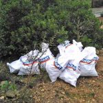 Localizan un vertido de 84 sacos de escombros en la zona protegida de Cala Falcó