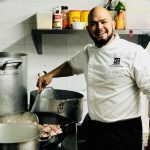 Once reconocidos chefs cocinan para los usuarios del comedor Zaqueo de Palma