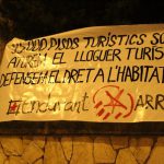 Endavant y Arran cuelgan un pancarta en la sede de Urbanismo del Consell contra el alquiler turístico