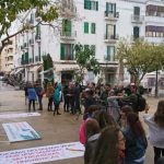 'Mos Movem' congrega a unas 60 personas para protestar contra el decreto del catalán en Eivissa