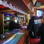 La Policía de Calvià comienza una campaña informativa sobre la normativa de venta y consumo de alcohol