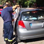 Los Bombers de Palma rescatan a un bebé encerrado en un coche