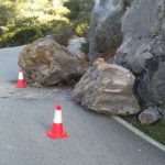 Una roca de gran tamaño obstaculiza la carretera de Sa Calobra
