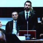 Espantada de los fiscales y jueces durante un discurso del presidente del Parlament catalán al hablar de "presos políticos"