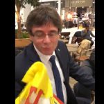 Puigdemont besa la bandera española que le ofrece un joven