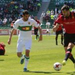 El RCD Mallorca resiste con nueve en Elche