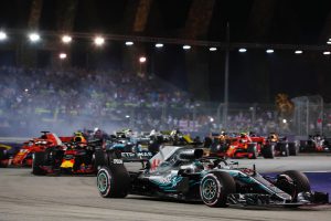 Hamilton gana en Singapur