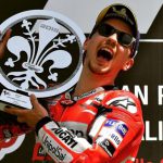 Lorenzo logra la primera victoria con la Ducati en Mugello
