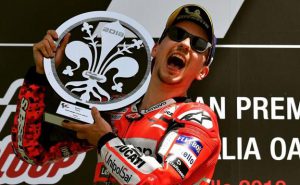 Lorenzo gana con la Ducati
