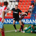 El Málaga remonta y gana en Lugo los primeros puntos (1-2)