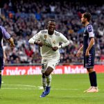 Vinicius frena la caída libre del Rea Madrid en el Bernabéu (2-0)