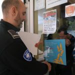 Policías tutor de Calvià reparten carteles contra la venta de alcohol a menores