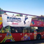 Arran protesta contra la masificación en un autobús turístico en el Castell de Bellver de Palma