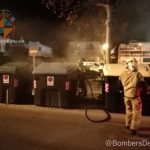 Arden dos nuevos contenedores en la calle Bisbe Maura de Palma