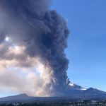 El Etna entra en erupción y obliga a cerrar el aeropuerto de Catania