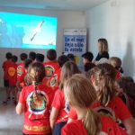 Más de 100 niños participan en un taller sobre residuos marinos en Alcudiamar