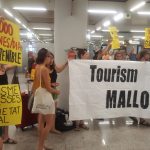 Arran y 'Ciutat per qui l'habita' reivindican la turismofobia en el aeropuerto