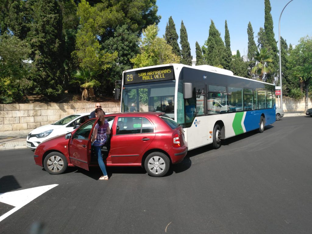 accidente autobus y coche
